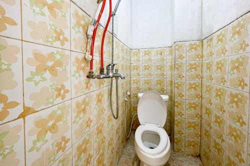 y baño con ducha y aseo. en Salsabila Villa Syariah RedPartner, en Kedemangan-wetan