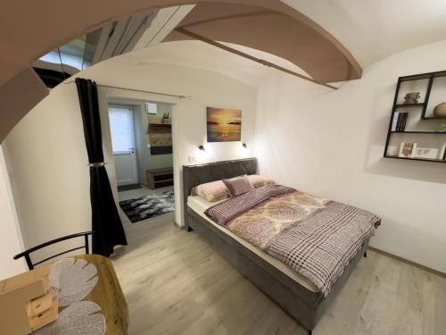een slaapkamer met een bed in een kamer bij Adamas in Celje