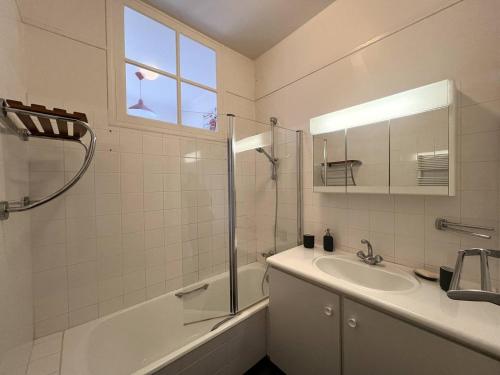 une salle de bain blanche avec lavabo et douche dans l'établissement 107 - Appartement 2 chambres au Sables-D'Or avec vue mer, à Fréhel