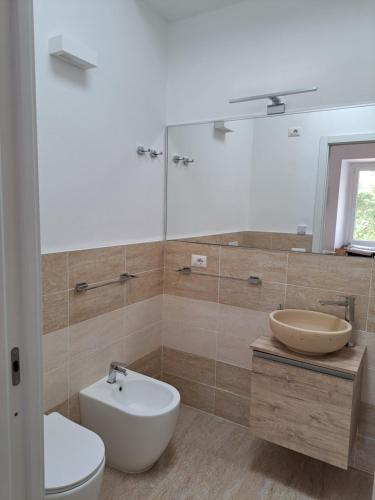 ラ・マッダレーナにあるVilla Mariaのバスルーム(トイレ、洗面台、鏡付)