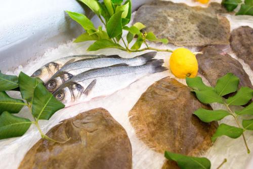 ホテルの敷地内または近くでの食事または食べ物