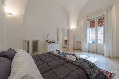 ein Schlafzimmer mit einem großen Bett und einem großen Fenster in der Unterkunft Dimora Cece in Francavilla Fontana