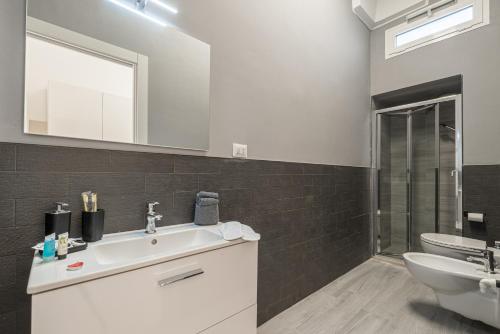 ein Bad mit einem Waschbecken und einem WC in der Unterkunft Dimora Cece in Francavilla Fontana