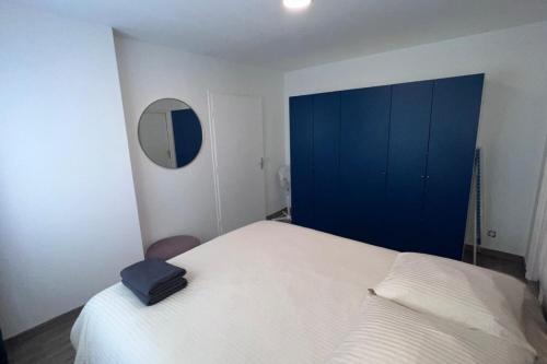 1 dormitorio con 1 cama blanca y armario azul en Bondy11 - Gare Paris Disney, en Bondy