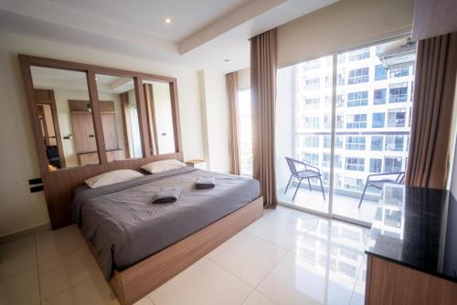Ένα ή περισσότερα κρεβάτια σε δωμάτιο στο Large 2BR 2BA Condo by the Beach