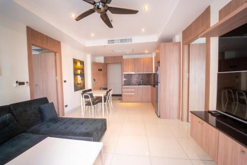 Η κουζίνα ή μικρή κουζίνα στο Large 2BR 2BA Condo by the Beach