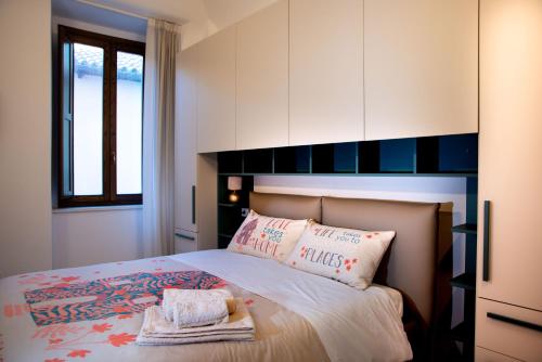 una camera da letto con un letto e due asciugamani di Casa Fedele a L'Aquila