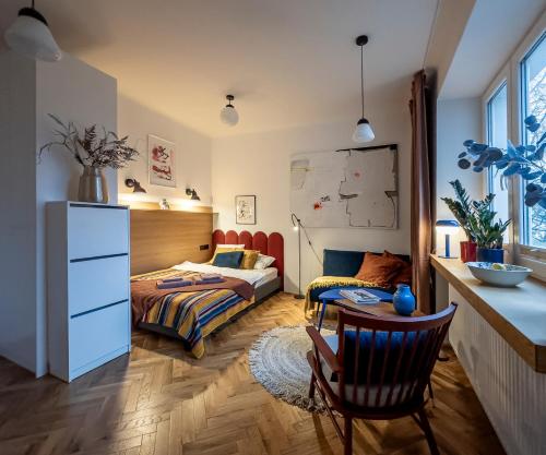 1 dormitorio con 1 cama y escritorio con mesa en Tranquil Old Town Retreat, en Varsovia