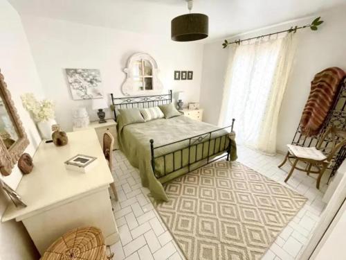 sypialnia z łóżkiem i stołem w obiekcie Stunning Mountain Views with Secluded Private Pool w mieście La Roquette-sur-Var