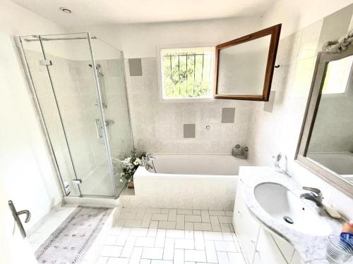 W łazience znajduje się prysznic, umywalka i wanna. w obiekcie Stunning Mountain Views with Secluded Private Pool w mieście La Roquette-sur-Var