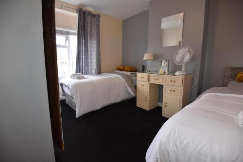 Een bed of bedden in een kamer bij Gorgeous 3 bedroom house near cardiff city center