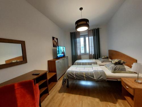 シュチェチンにあるSAS Apartamenty Amberのベッドルーム1室(ベッド2台、鏡、テレビ付)