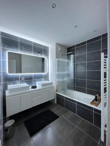 Ванна кімната в Superbe appartement cosy avec jacuzzi
