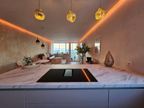 a living room with a large marble counter top at Stylische Sunset-Wohnung in Augsburg