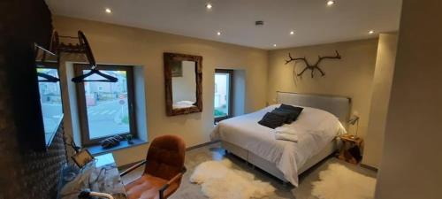 ein Schlafzimmer mit einem Bett und einem großen Fenster in der Unterkunft Green & Breakfast Fjord in Niederpallen
