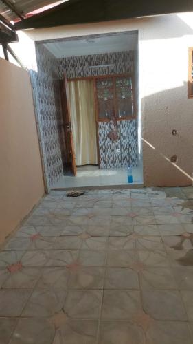 ein leeres Zimmer mit einer Wand und einem Fenster in der Unterkunft Sawadogo meublée in Ouagadougou