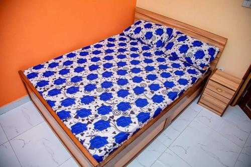 Bett in einem blau-weißen Zimmer in der Unterkunft Sawadogo meublée in Ouagadougou