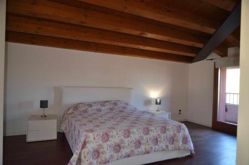 1 dormitorio con 1 cama y 2 mesitas de noche en Due Torri Terrace apt, en Noale
