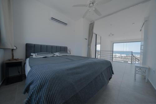 una camera da letto con un letto con vista sull'oceano di Modern and spacious apartment with beautiful roof terrace and sea view a Kyrenia