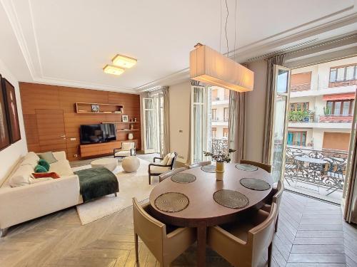 un salon avec une table et un canapé dans l'établissement Nestor&Jeeves - VICTOIRE - Central - Near Beach, à Nice