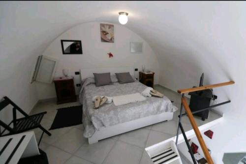 1 dormitorio blanco con 1 cama en el ático en casettazara, en Meta