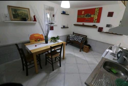 eine Küche mit einem Tisch und Stühlen im Zimmer in der Unterkunft casettazara in Meta