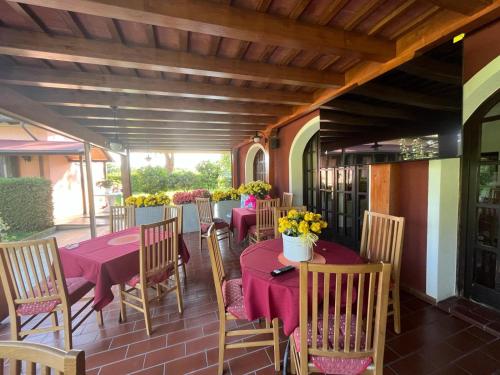 un patio con mesas y sillas con flores. en Hotel Antica Fenice, en Campalto