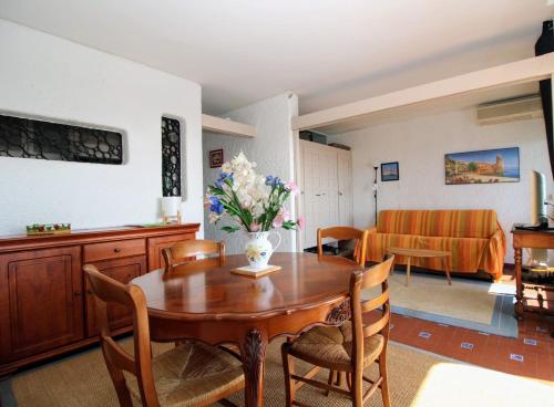 un salon avec une table, des chaises et un canapé dans l'établissement Splendide Vue sur le port St Cyp, à Saint-Cyprien