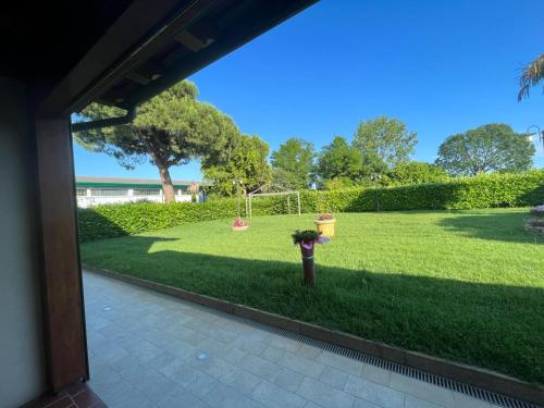 a view of a yard with a field of grass at Hotel Antica Fenice in Campalto