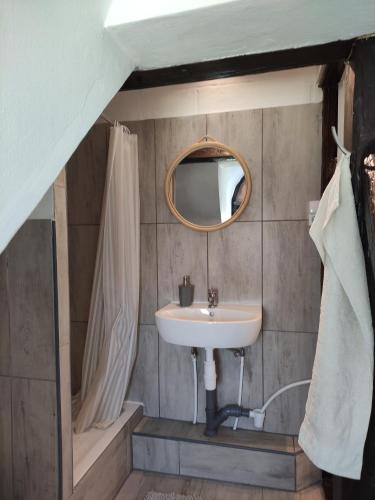 A bathroom at Bristol Apartments