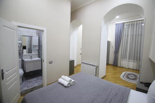 - une chambre avec un lit et une salle de bains pourvue d'un lavabo dans l'établissement Prime Hotel, à Baku