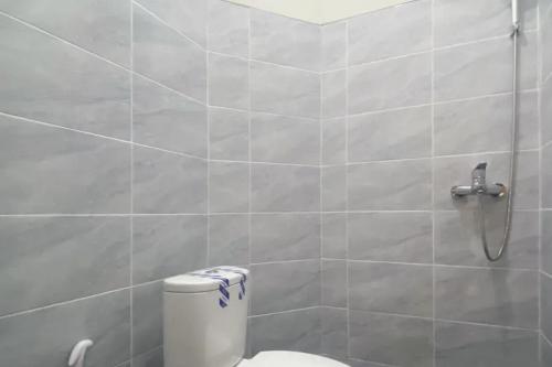 een badkamer met een toilet en een douche bij RedDoorz Syariah near KBC Batam Centre in Bagam