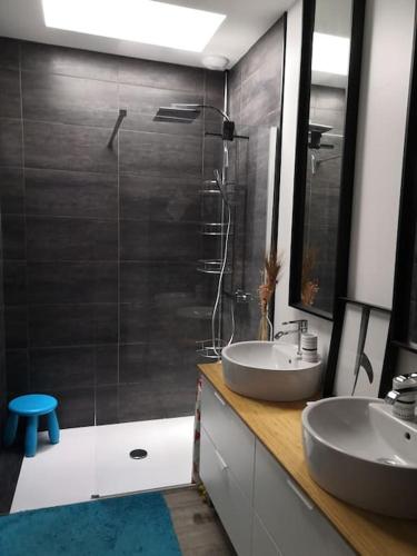 une salle de bain avec deux lavabos et une douche en verre dans l'établissement La Z family, logement vacances 5 couchages, centre ville et plage à pieds, à Lacanau