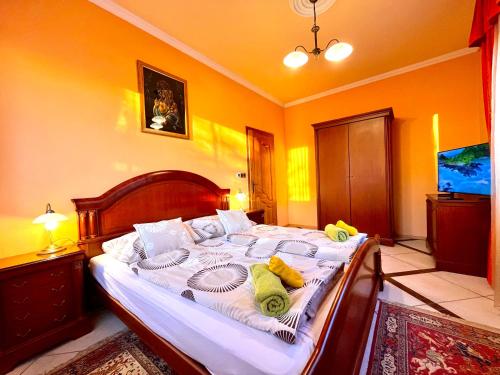 1 dormitorio con 1 cama grande con sábanas blancas en Klára Villa en Balatonboglár