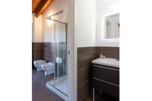 y baño con aseo, lavabo y ducha. en Bes Residence Bergamo Polaresco, en Bérgamo