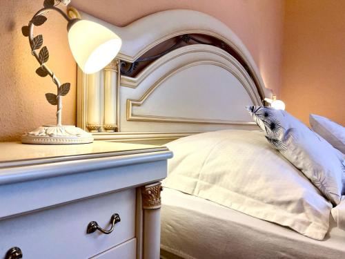 バラトンボグラールにあるKlára Villaのベッドルーム1室(華やかなヘッドボード付きのベッド1台付)