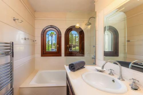Phòng tắm tại Villa Can Nofre, con un magnífico jardín y espectacular piscina