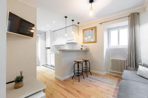 une cuisine et un salon avec un canapé et une table dans l'établissement Lovely 1 Bdr Port Area, à Nice