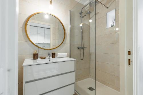 une salle de bain avec un lavabo et un miroir dans l'établissement Lovely 1 Bdr Port Area, à Nice