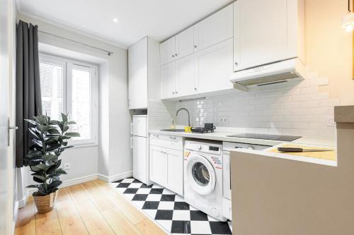 - une cuisine blanche avec lave-linge et sèche-linge dans l'établissement Lovely 1 Bdr Port Area, à Nice