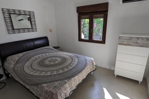 1 dormitorio con 1 cama de diseño en Casita de la Higuera, en Jávea