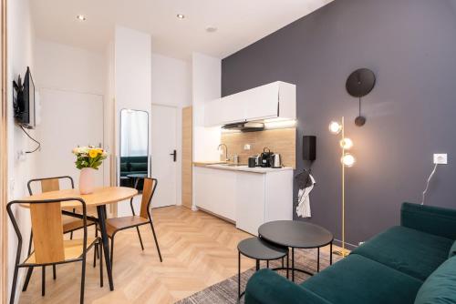 un petit appartement avec une cuisine et un salon dans l'établissement Les Cocons Heritages, à Lyon