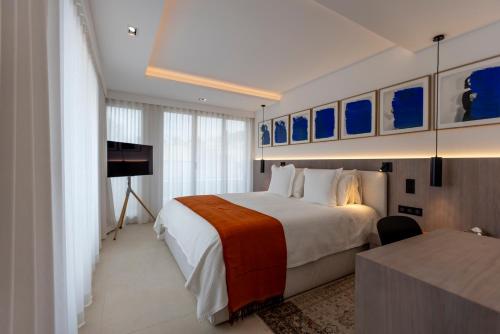 une chambre d'hôtel avec un lit et une télévision dans l'établissement The RoofTop by Connexion, à Cannes