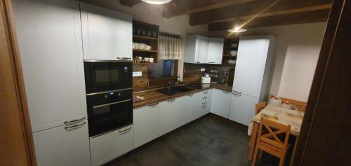 Kuchyň nebo kuchyňský kout v ubytování Chata Krpko