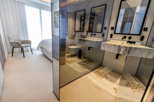 La salle de bains est pourvue de 2 lavabos et d'un lit. dans l'établissement The RoofTop by Connexion, à Cannes