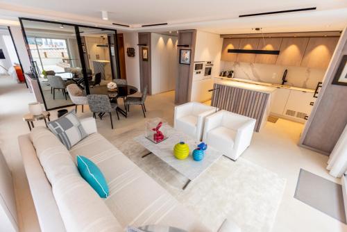 - une vue de tête sur un salon et une cuisine dans l'établissement The RoofTop by Connexion, à Cannes