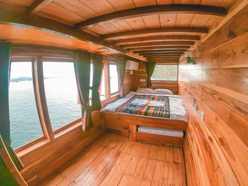 einem Bootsinneren mit einem Bett in der Mitte in der Unterkunft Trip Labuanbajo 3D2N departure every Friday in Labuan Bajo