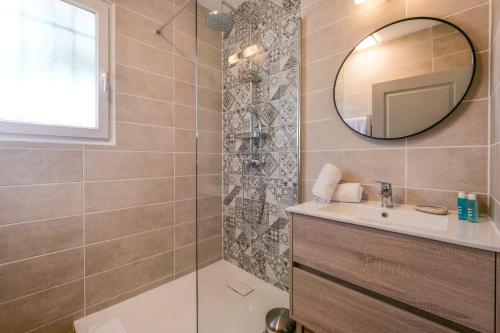 een badkamer met een wastafel en een spiegel bij St Tropez et plage à pied Escale de Charme - 3 in Saint-Tropez