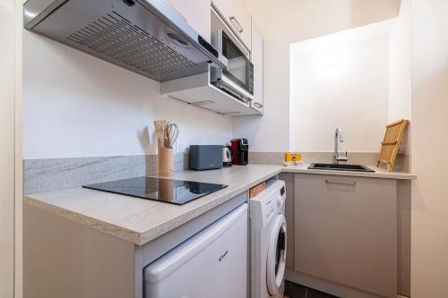 une cuisine avec un évier et un lave-vaisselle dans l'établissement Charming City Center Studio 104, à Nice