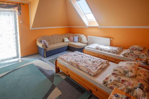 ザラカロシュにあるKatica Apartmanのリビングルーム(ベッド2台、ソファ付)